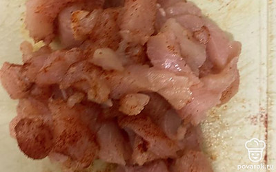 Нарезаем куриное филе на небольшие кусочки. Добавляем специи. У меня паприка и соль.