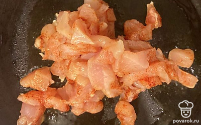 Обжариваем куриное филе до готовности.