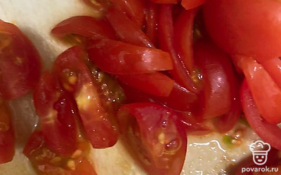 Нарезаем помидоры небольшими кусочками.