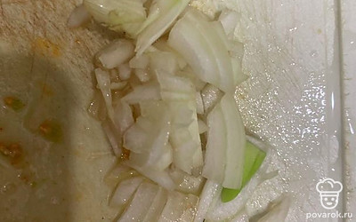 Режем лук.