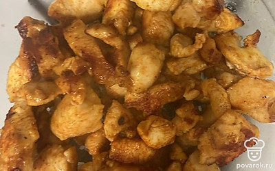 Берем готовое куриное филе.