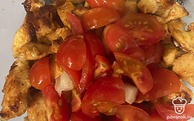 Добавляем к нему помидоры.