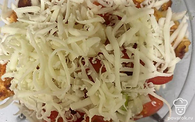 Добавляем сыр к остальным ингредиентам.