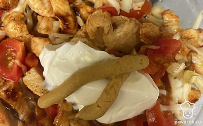 Приправляем греческим йогуртом и горчицей.