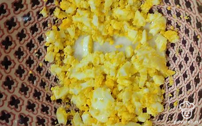 Яйцо отварите, нарежьте.