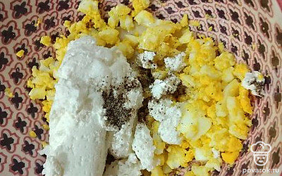 Смешайте нарезанное яйцо, творог, черный перец, соль.