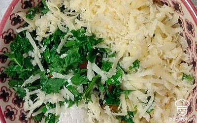 Добавьте тертый сыр и нарезанную зелень.