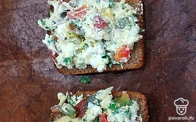 Выложите начинку на кусочки хлеба. Отправьте в разогретую духовку на 10 минут при 150 градусах.