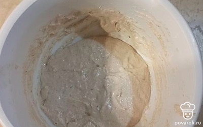 Смешать 200 миллилитров молока, 150 грамм воды, 450 грамм пшеничной муки, 150 грамм закваски левито мадре и оставить на полчаса.