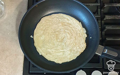 На сковороде разогрейте масло и выложите лепешку. Обжаривайте на среднем огне, примерно по четыре минуты с каждой стороны.