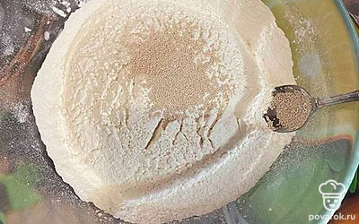 Добавьте дрожжи.