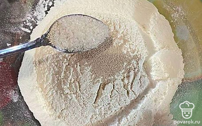 Всыпьте сахар.