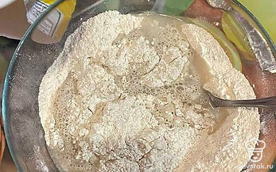 Влейте воду и перемешайте. 