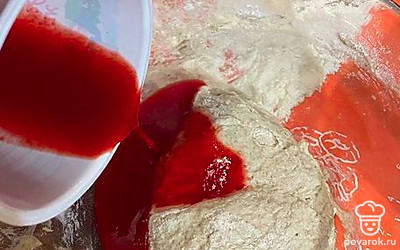 Добавьте сок из свеклы и моркови. 