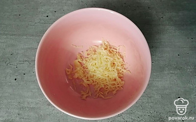 Твердый сыр натрите на мелкой терке. 