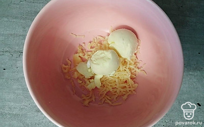 Добавьте вареные желтки.