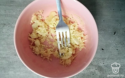 Желтки с сыром хорошо разомните вилкой. 