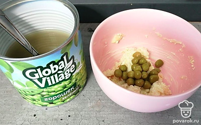 Выложите консервированный горошек. Хорошо перемешайте. 