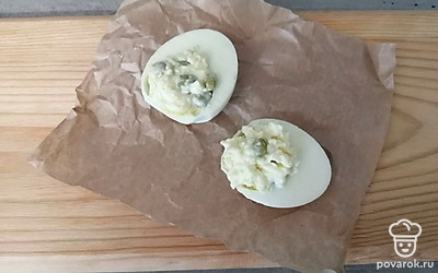 Получившейся массой начините яйца. 