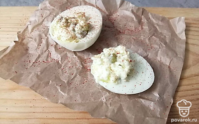 Подавайте закуску, посыпав копченой паприкой.