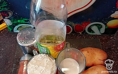 Подготовьте все ингредиенты. Почистить картофель. Отмерить муку и молоко. 