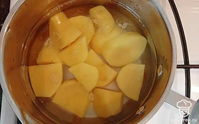 Картофель порезать, залить литром воды, посолить и отварить до готовности примерно 15-20 минут.