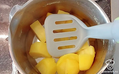 Слить воду и помять толкушкой.