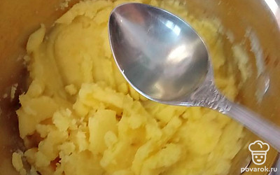 Добавить столовую ложку подсолнечного масла. 