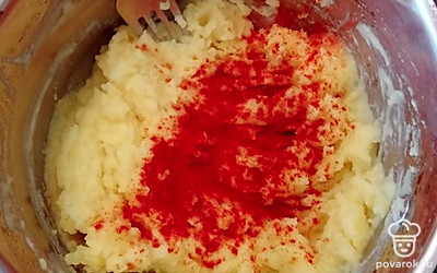 Добавить паприку и перемешать. Попробовать на вкус, если пюре получилось недосоленым, добавить соль.