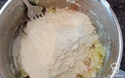 Добавить муку и перемешать вилкой. 