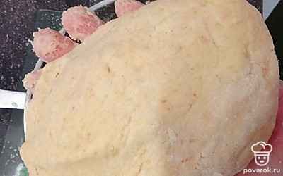 Потом руки смазать подсолнечным маслом и домесить тесто. 