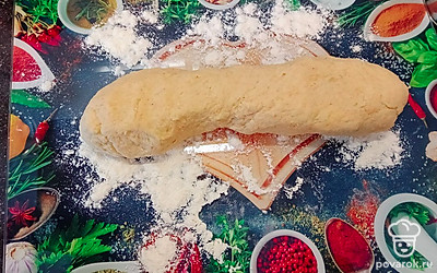 Тесто сформировать в виде колбаски.