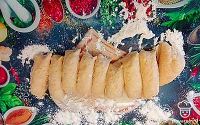 Нарезать колбаску из теста на равные кусочки примерно 1,5-2 сантиметра.