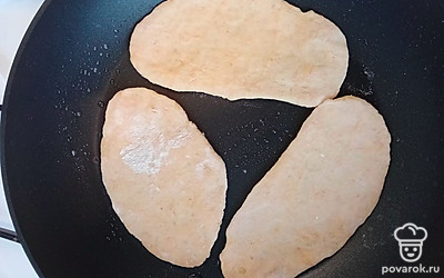 Сковороду поставить на средний огонь и немного смазать маслом. Из кусочка рукой сформировать лепешку и выложить на сковороду. Накрыть крышкой.