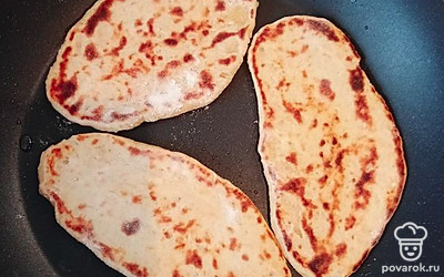 Обжарить 3-5 минут с одной стороны. Перевернуть и жарить без крышки до румяной корочки.