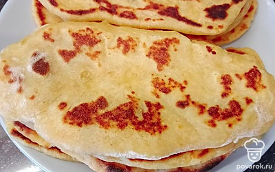 Со сковороды переложить на тарелку. Картофельные лепешки с копчёной паприкой подавать к столу можно как горячими, так и холодными. Их можно есть с первыми блюдами или как самостоятельное блюдо.