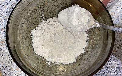 В глубокую миску добавляем четыре столовые ложки муки с горкой.