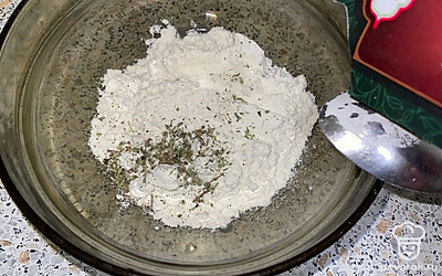 Также добавляем туда прованские травы, на первых этапах мы смешиваем все сухие продукты.