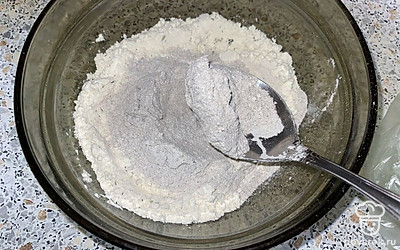 Добавляем четыре столовых ложки ржаной муки.