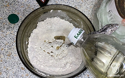 Теперь начинаем добавлять жидкие продукты, и первым добавляем подсолнечное масло.