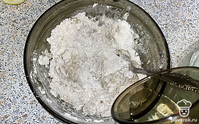 После этого добавляем воду, и перемешиваем наше тесто