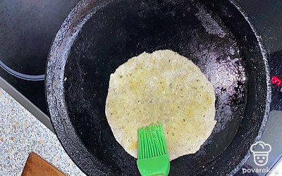 После формируем наши лепёшки, обмазываем их маслом и жарим на сковородке по 2 минуты с каждой стороны.