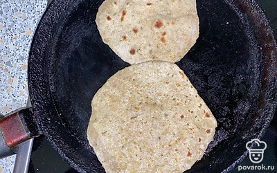 Ждём, пока наши лепёшки подрумянятся, и тогда их можно снимать с плиты.