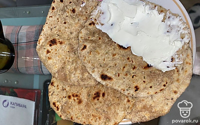 Намазываем творожным сыром и готово.