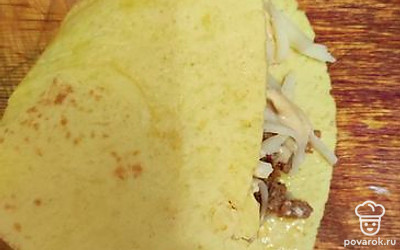 Сворачиваем лепешку в конвертик.