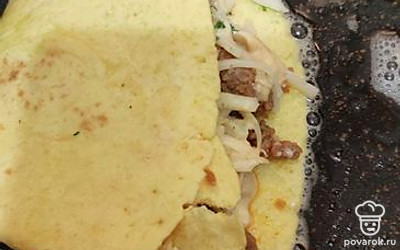 Обжариваем на сковороде с добавлением сливочного масла с каждой стороны по 1 минуте. 