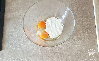 Яйца и сметану комнатной температуры поместите в чашу. Добавьте растительное масло и соль, перемешайте.