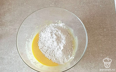 К яйцам всыпьте 150 грамм муки и разрыхлитель, размешайте.