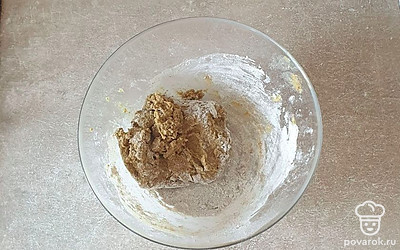 Замешайте тесто в миске. Сначала ложкой, потом рукой.