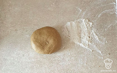 Тесто переложите на стол, подсыпьте оставшуюся муку и месите около 4-5 минут. Оно должно быть мягким и не липнуть к рукам.